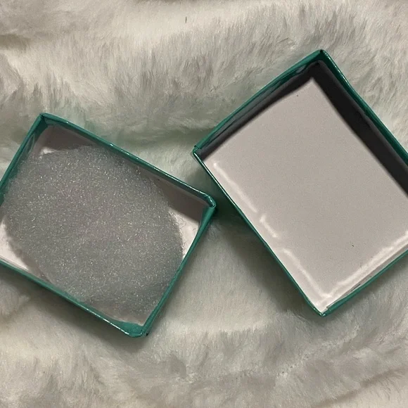 Elegant Silver Crystal Ring - Picture 5 of 5